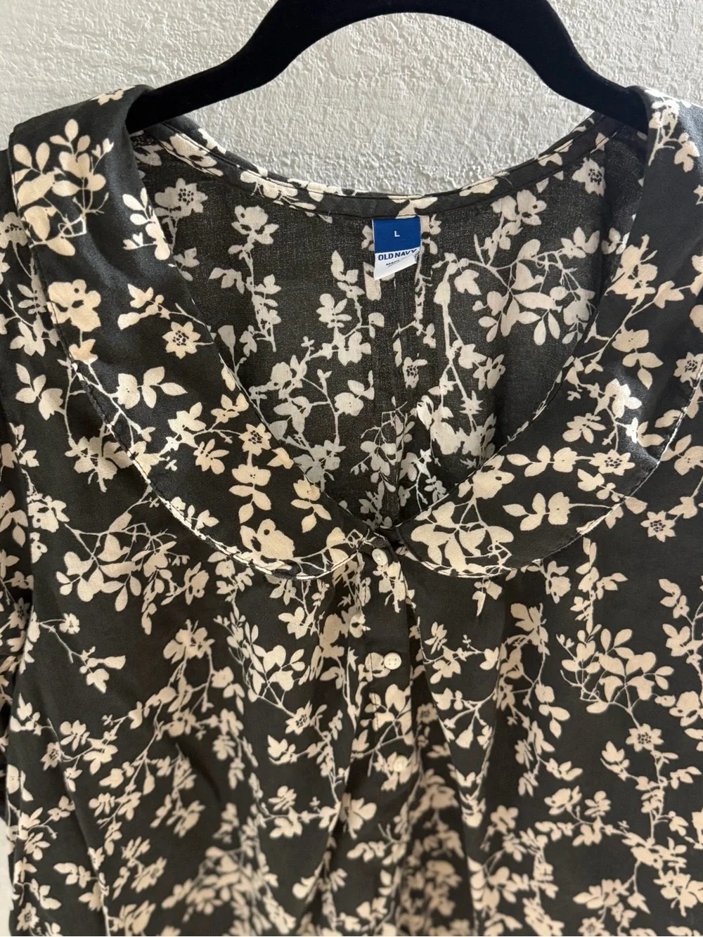 Old Navy earthy green and Cream Floral Peter Pan Collar Blouse